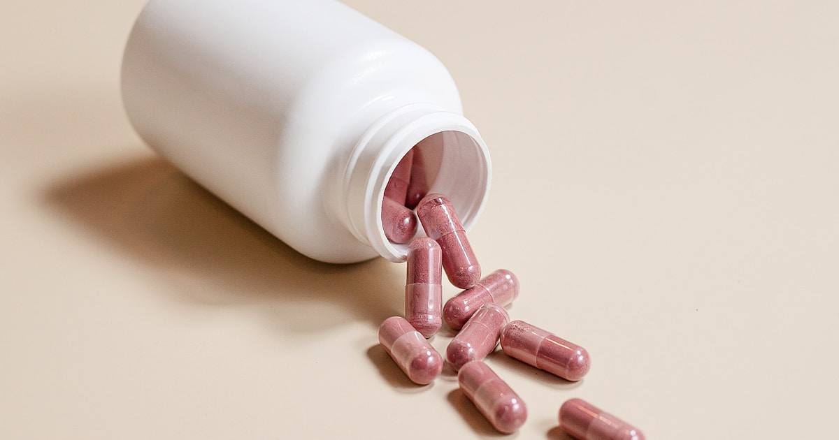 Suplementos de vitamina A en frasco blanco