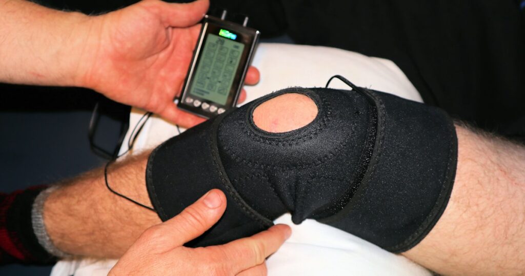Persona con dolor de rodilla, señal de falta de colágeno tipo 2